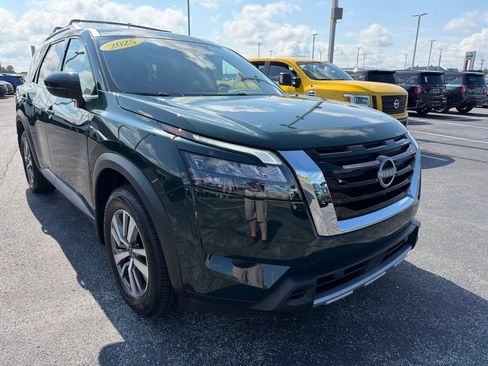 Used 2025 Nissan Pathfinder SL FWD image 2