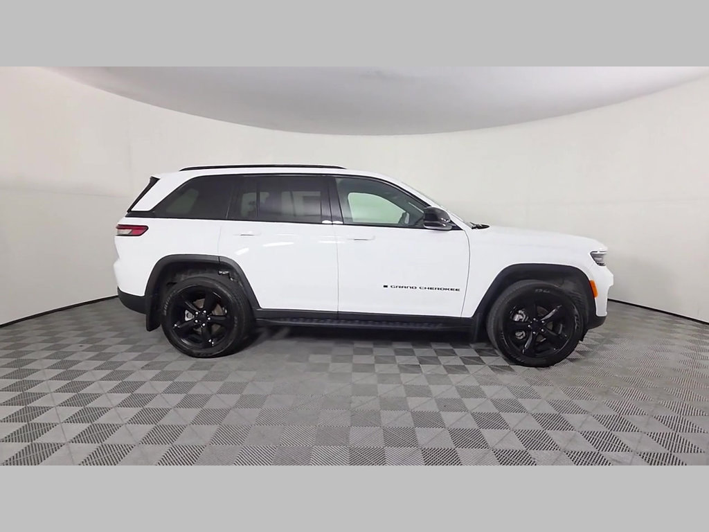 Used 2025 Jeep Grand Cherokee Altitude AWD/4WD image 36