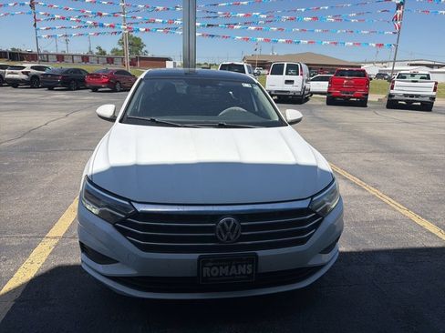 Used 2019 Volkswagen Jetta SE FWD image 2