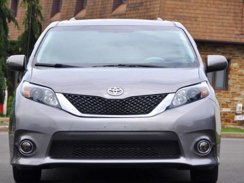 Used 2018 Toyota Sienna LE image 1