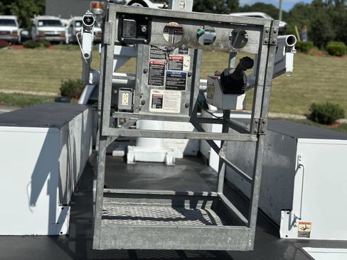 Used 2014 Ford F550 2WD Regular Cab Super Duty image 7