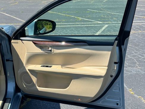 Used 2013 Lexus ES 350 w/ Luxury Pkg FWD image 18