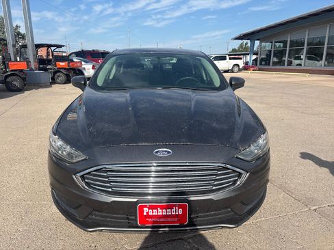 Used 2017 Ford Fusion SE w/ Fusion SE Technology Package image 8