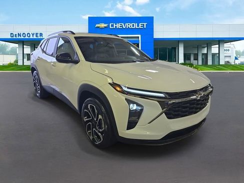 New 2026 Chevrolet Trax RS w/ Sunroof Package FWD image 4