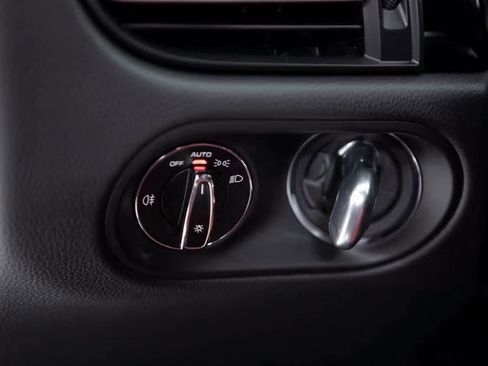 Certified 2025 Porsche Macan image 21