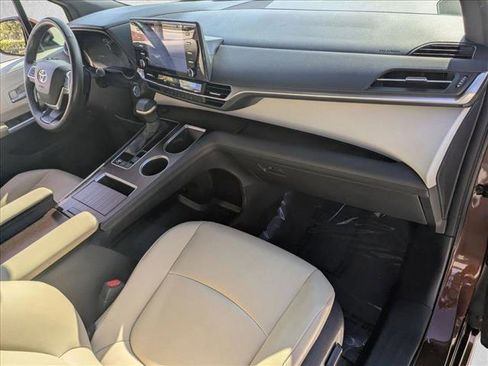 Used 2021 Toyota Sienna XLE image 20