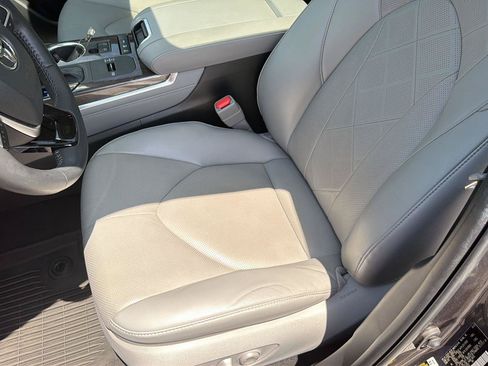 Used 2022 Toyota Highlander Platinum AWD/4WD image 31