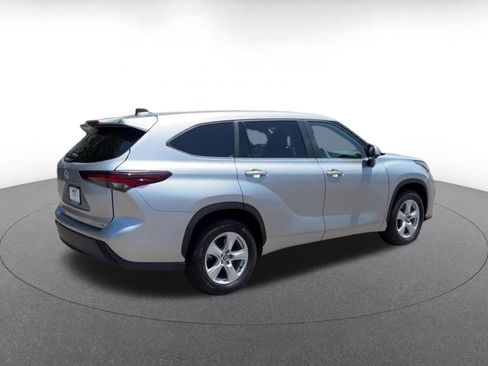 Used 2025 Toyota Highlander LE FWD image 14