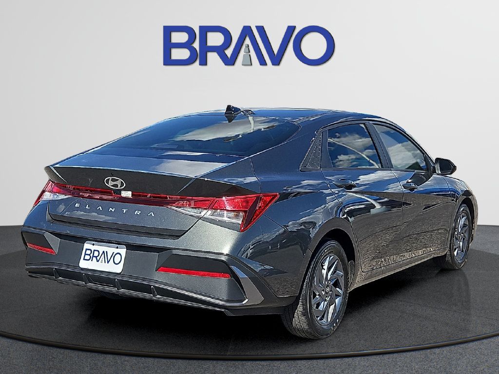 Used 2024 Hyundai Elantra SEL FWD image 4