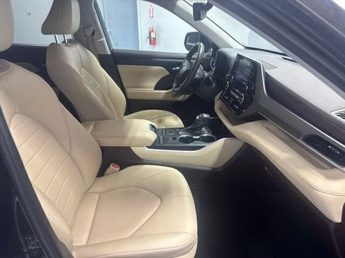 Used 2021 Toyota Highlander XLE AWD/4WD image 28