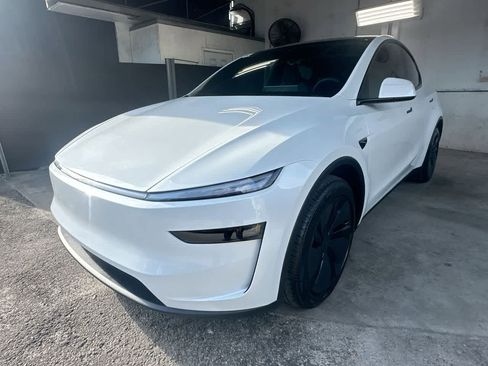 Used 2026 Tesla Model Y AWD image 1