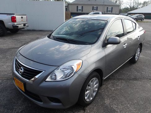 Used 2012 Nissan Versa SV image 3