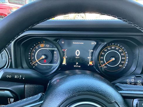 Used 2025 Jeep Wrangler Unlimited Rubicon w/ Convenience Group AWD/4WD image 18