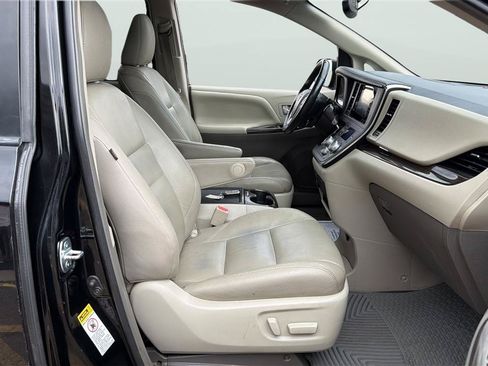 Used 2017 Toyota Sienna XLE w/ XLE Navigation Package FWD image 13