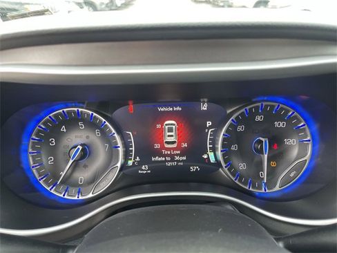 Used 2025 Chrysler Pacifica Select image 15