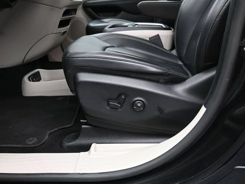 Used 2023 Chrysler Pacifica Touring-L FWD image 20