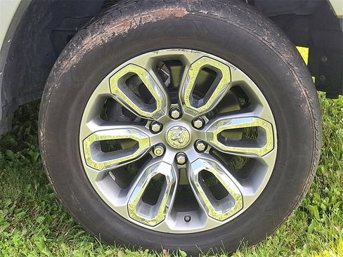 Used 2019 RAM 1500 Laramie image 9