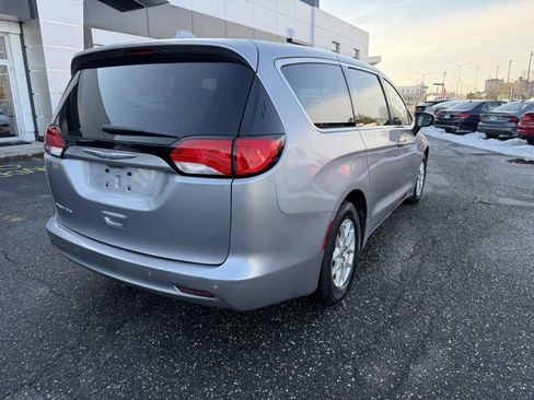 Used 2017 Chrysler Pacifica Touring image 5