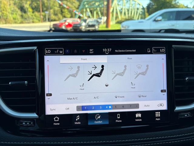 Certified 2025 Chrysler Pacifica Select AWD/4WD image 22