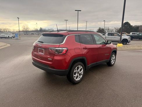 Used 2025 Jeep Compass Latitude image 3