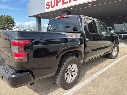 Used 2024 Nissan Frontier SV image 3