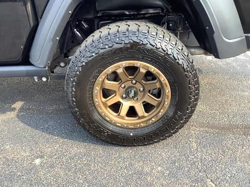 Certified 2023 Jeep Gladiator Sport AWD/4WD image 7
