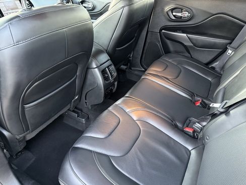 Used 2019 Jeep Cherokee Limited image 10