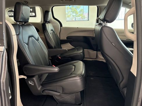 Used 2023 Chrysler Pacifica Touring-L image 27