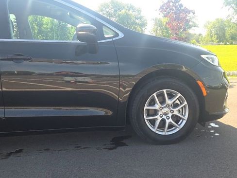 Used 2023 Chrysler Pacifica Touring-L FWD image 4