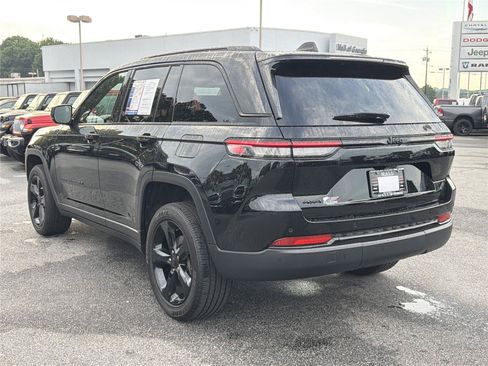 Used 2024 Jeep Grand Cherokee Laredo AWD/4WD image 7