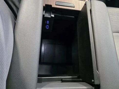 Used 2021 Toyota Sienna LE image 37