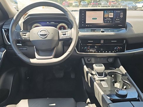 Used 2025 Nissan Rogue SL AWD/4WD image 9