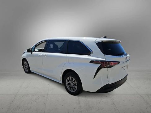 Used 2023 Toyota Sienna LE image 6