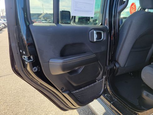 Used 2025 Jeep Wrangler Unlimited Sahara AWD/4WD image 17