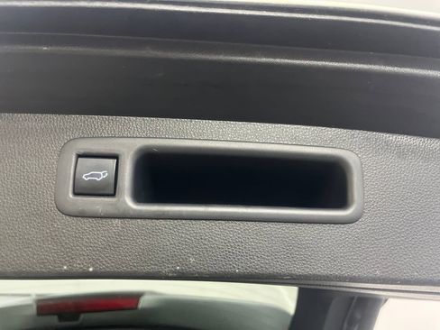 Used 2020 Toyota Highlander XLE image 14