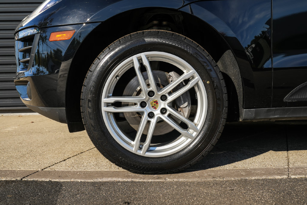 Certified 2018 Porsche Macan AWD/4WD image 11