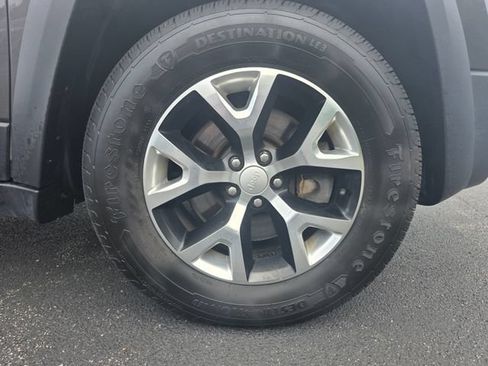 Used 2018 Jeep Cherokee Trailhawk AWD/4WD image 14