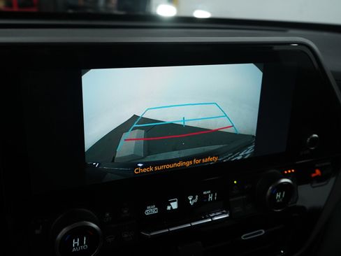 Used 2023 Toyota Highlander XLE image 23