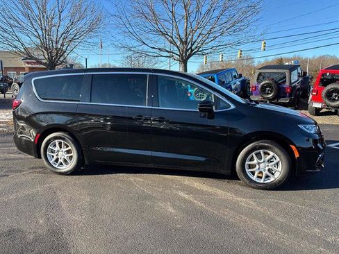 New 2026 Chrysler Pacifica Select image 2