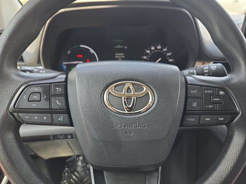 Used 2024 Toyota Sienna LE FWD image 21