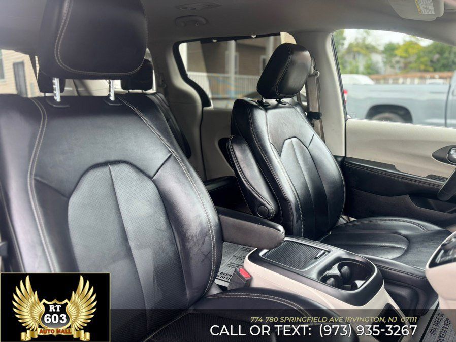 Used 2024 Chrysler Pacifica Touring-L FWD image 21