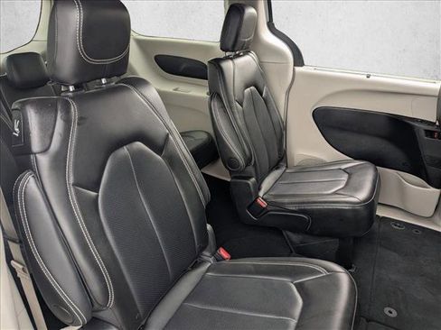 Used 2024 Chrysler Pacifica Touring-L image 20