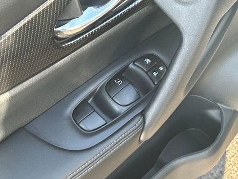 Used 2017 Nissan Rogue SL image 12