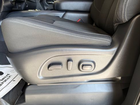 Used 2019 Nissan Titan SV w/ SV Convenience Package AWD/4WD image 15