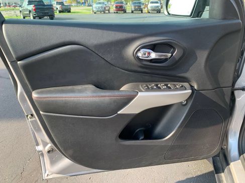 Used 2018 Jeep Cherokee Trailhawk AWD/4WD image 31