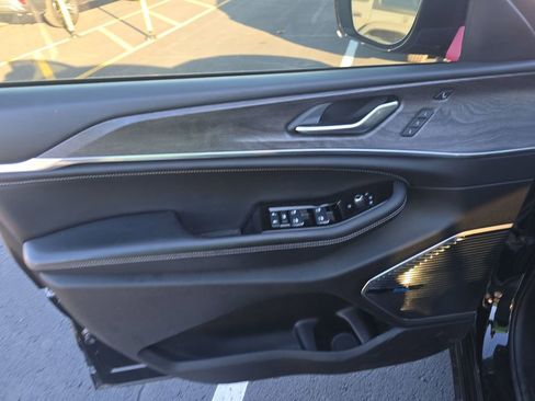 Used 2022 Jeep Grand Cherokee Overland w/ Adv Protech Group III image 10