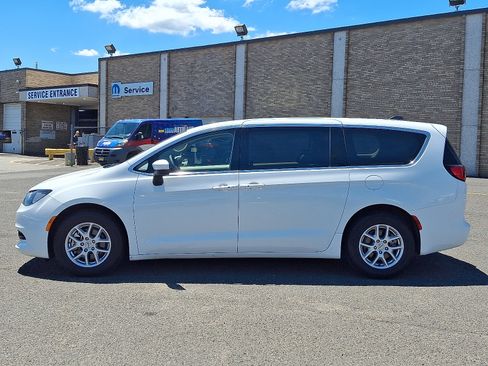 Certified 2023 Chrysler Voyager LX FWD image 4