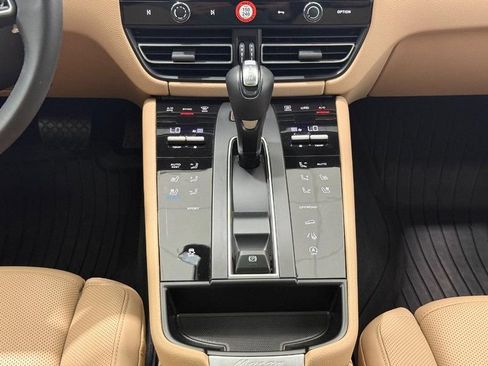 Certified 2025 Porsche Macan AWD/4WD image 16