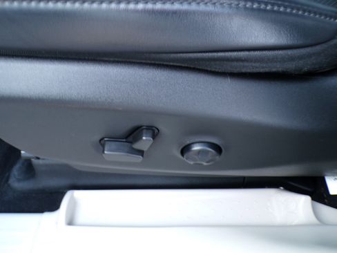 Used 2023 Chrysler Pacifica Touring-L image 18