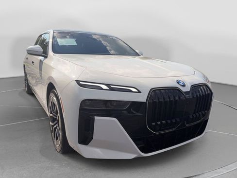 Certified 2025 BMW 760i xDrive w/ Premium Package AWD/4WD image 7
